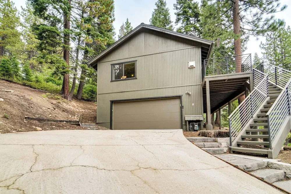 3 Mi to Diamond Peak: Mtn-view Home w/ Fireplace