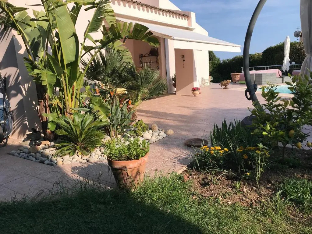 VILLA EGIDE - 800 mètres et 1/4 d'heures à pieds de la plage, des ports de GOLFE JUAN et des restaurants