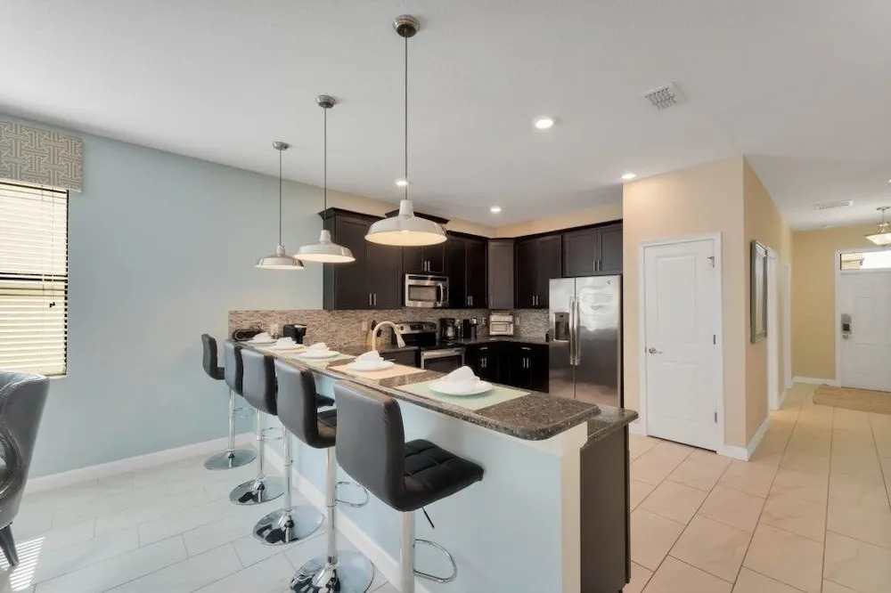 Spacious & Bright W/all The Amenities-4911cg 8 Bedroom Home by RedAwning
