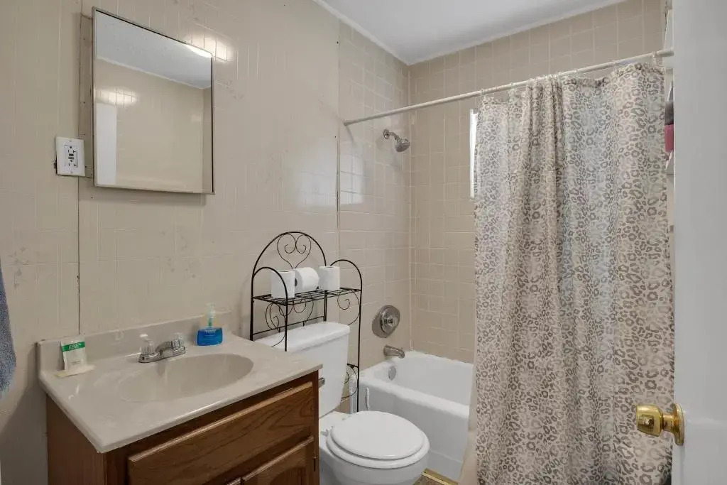 Small 2br East Knox apartment Pet friendly
