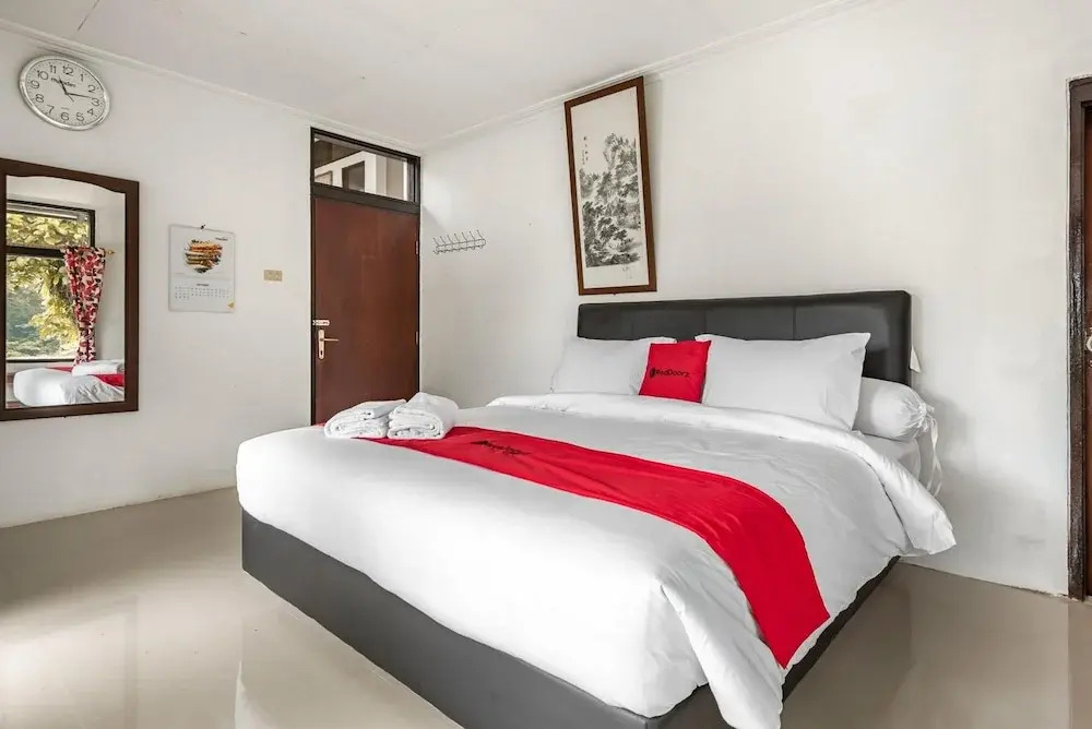 RedDoorz @ Mega Indah Villa Estate G16