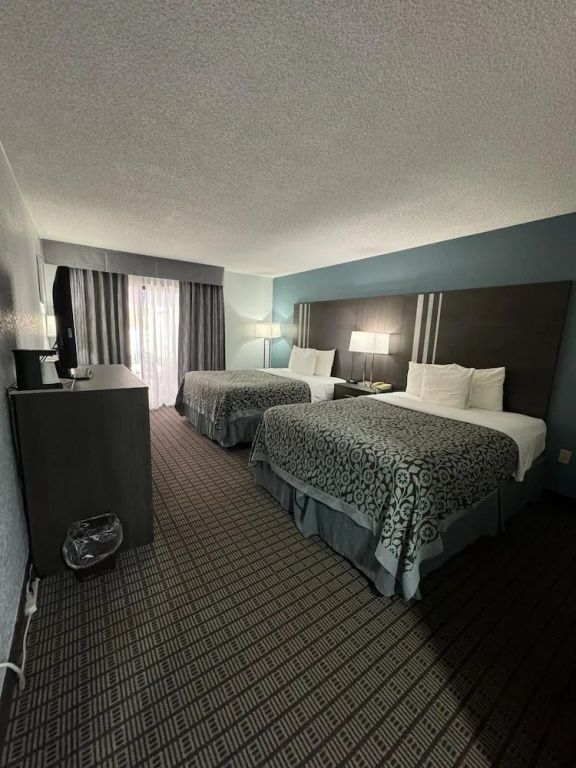 Rockfalls Inn & Suite