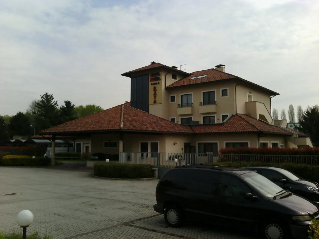 Raya Hotel