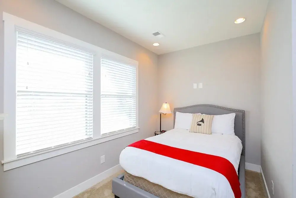 4BR/3BA Music Row House B by RedAwning