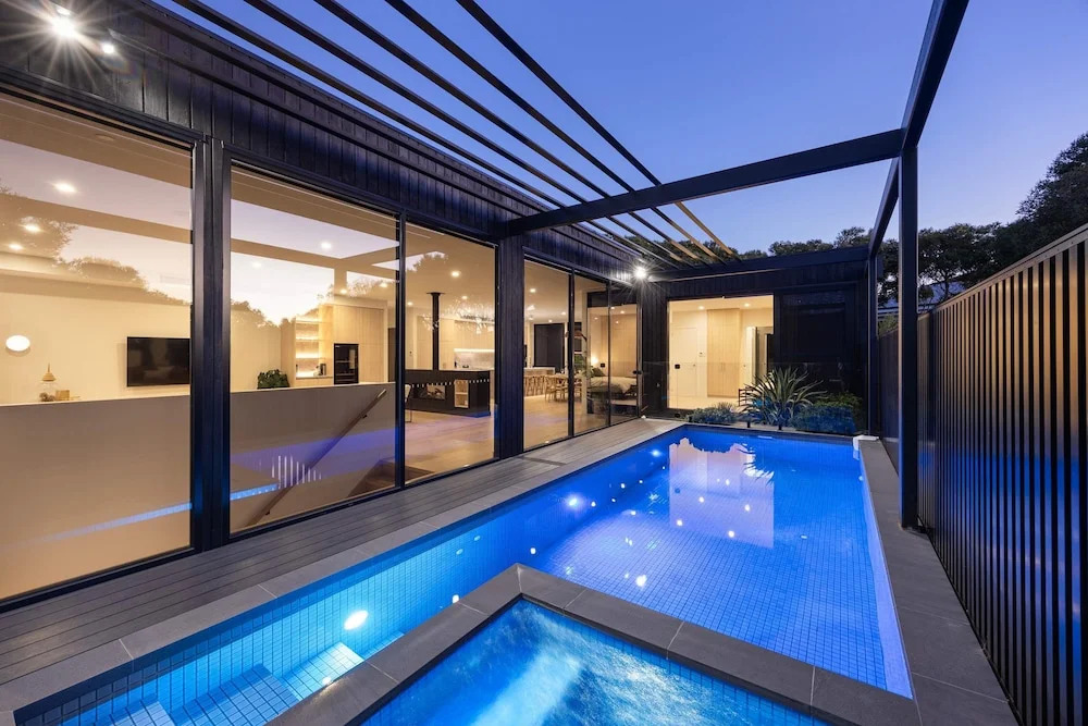 The Luxe Seabreeze Heated Pool Spa Cinema
