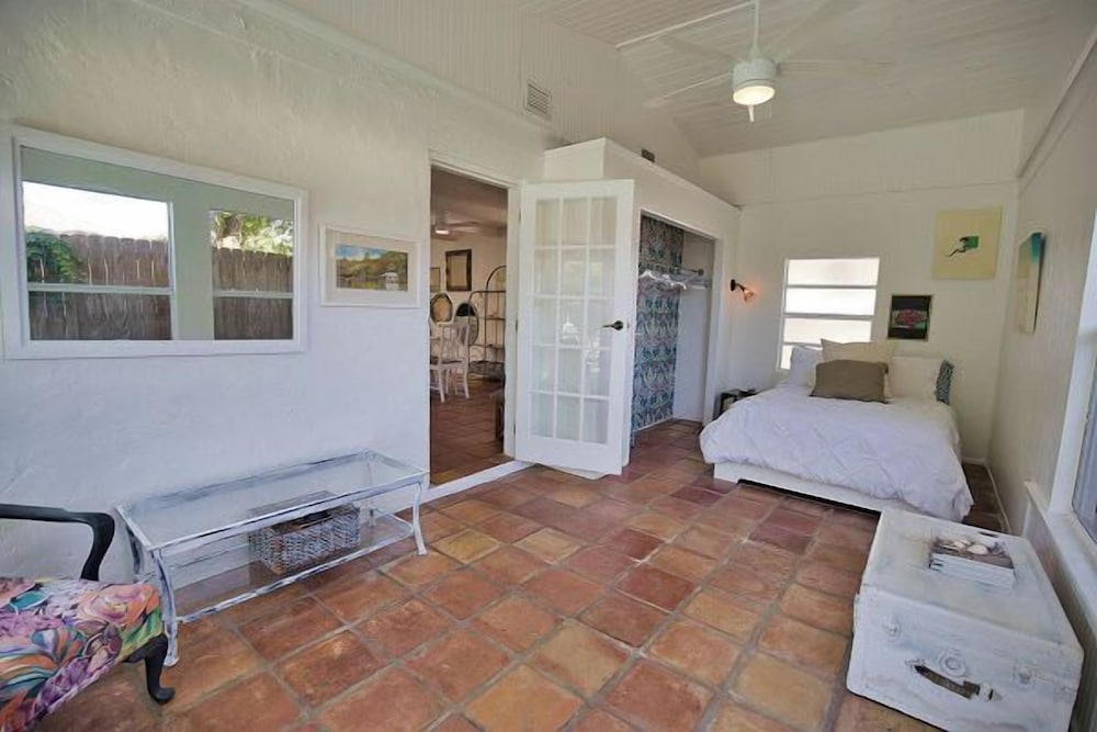 Pet Friendly Firepit Minutes to Beach Sleeps 6