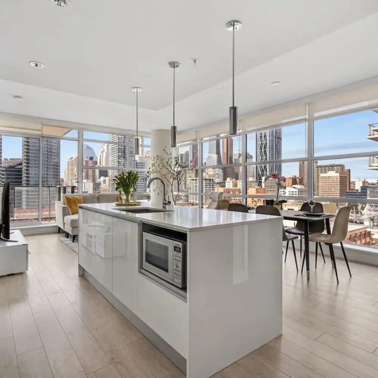 DT Upscale Corner Unit Tower Views Free Parking