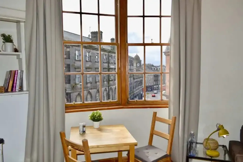 Sophisticated and Bright One Bed in Leith