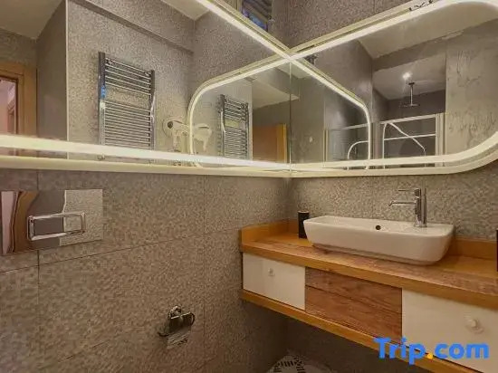 Taksim Square—1BR Deluxe Suite 06