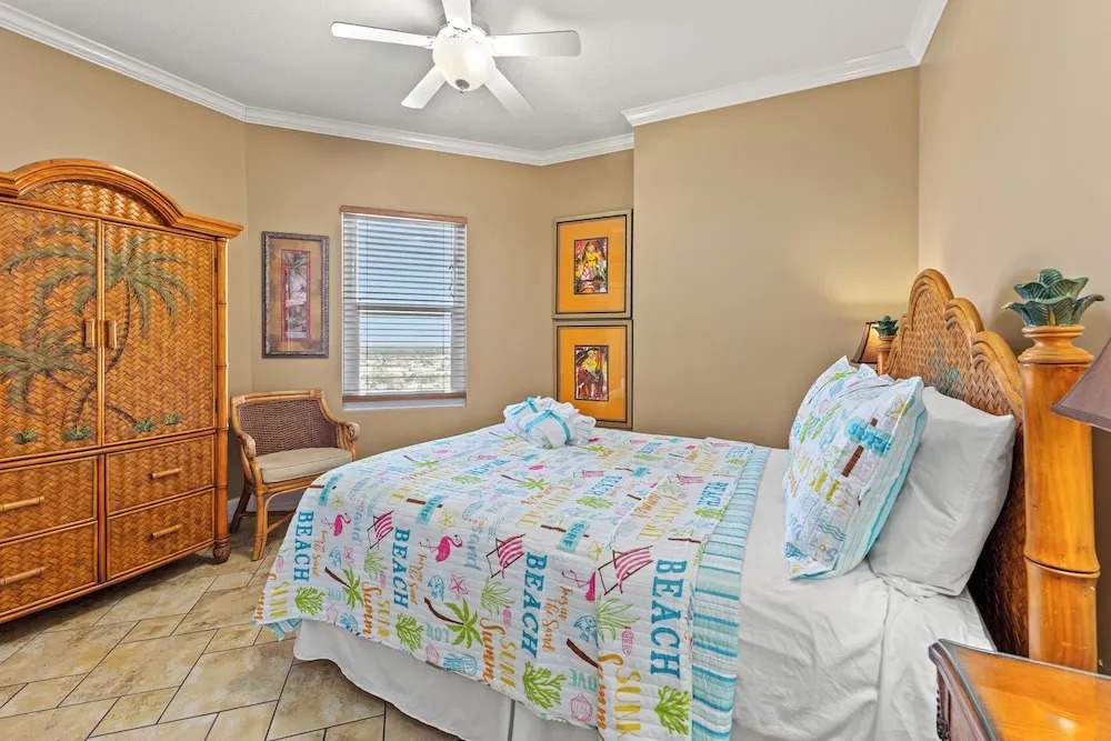 Gulf Front Master Bedroom, 2 Pools & Hot Tubs, Sleeps 8