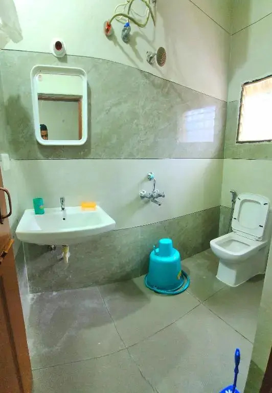 Upgraded 2 Bed 2 Bath w Living and Kitchen