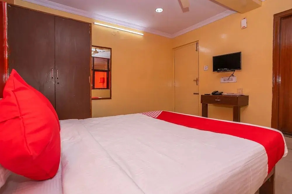 OYO 26900 Royal Inn