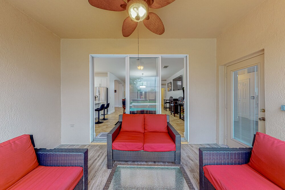 Sunlit Serenity Oasis House in Kissimmee With Private Pool, Pool Table, Tennis