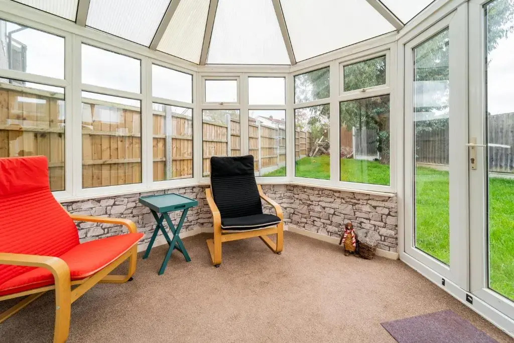 Dwellers Delight Living Ltd Serviced Accommodation, Chigwell, London 3 bedroom House, Upto 7 Guests, Free Wifi & Parking