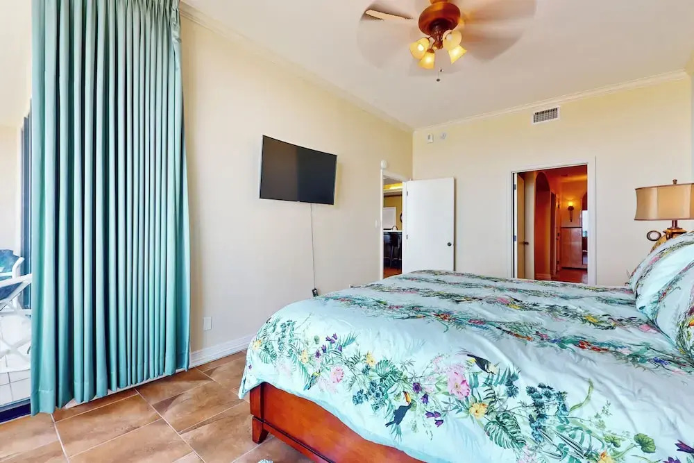 3BR Gulf View Pentouse w/ Pool - Steps to Shore