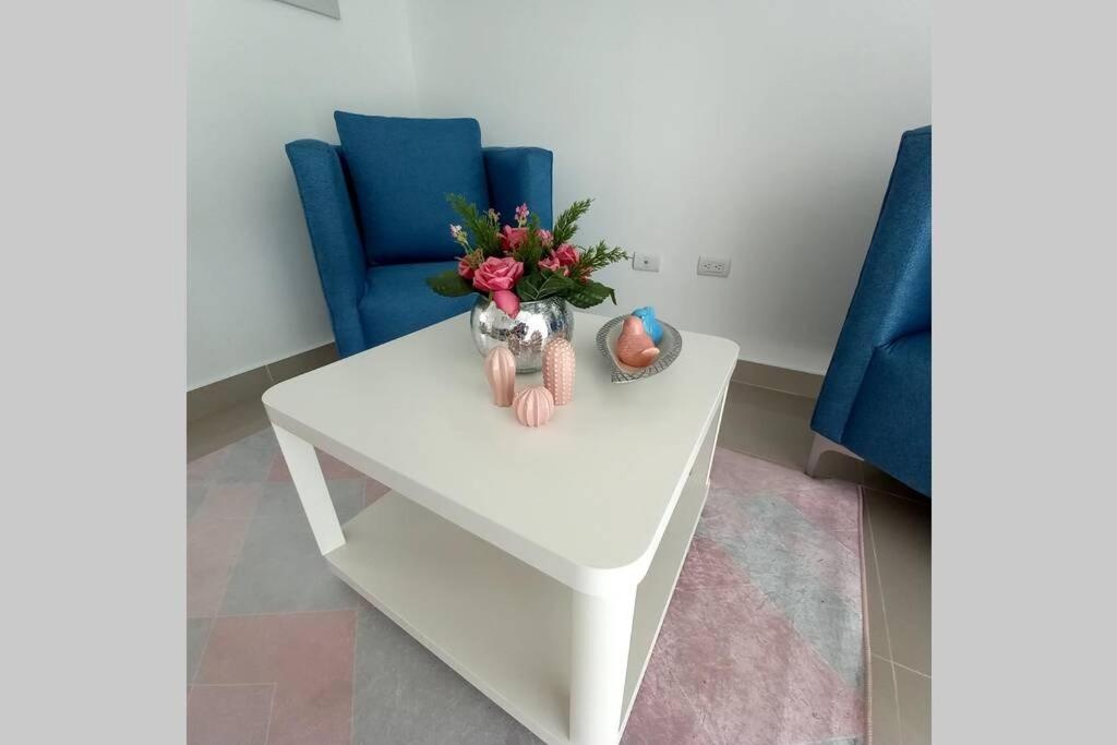 Confortable apartamento de 3 tres habitaciones, con hermosa vista de area verde, ademas de piscinas y juegos infantiles en area recreativa