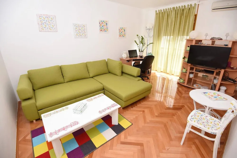Close to the Centre, 2-bedroom Apartment Zara Verde