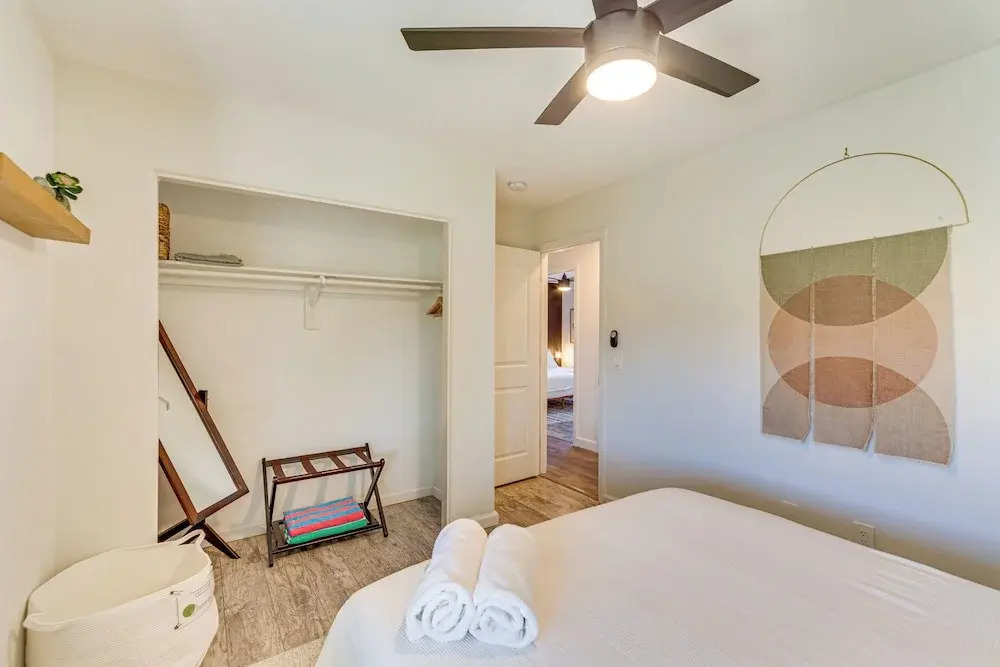 Hot Tub + Patio: Desert Getaway in Joshua Tree!