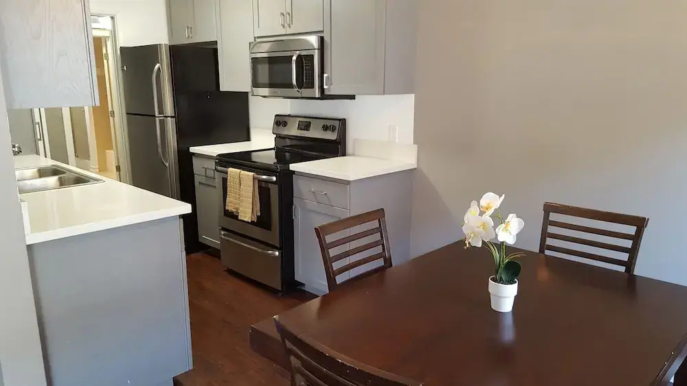 Fully Renovated 1 min. to Melrose Ave.