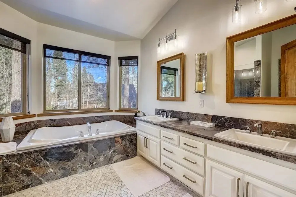 Luxe Mountain Chalet - Hot Tub, Man Cave, Foosball, Peloton