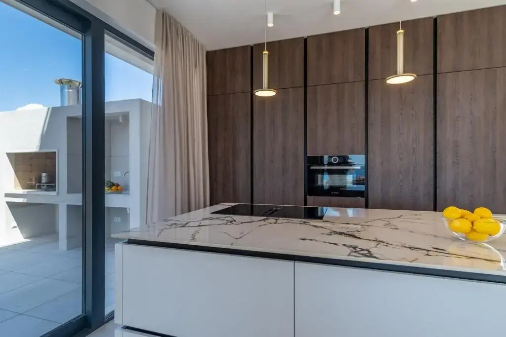 Seaview Villa Nocturno with 4 en-suite bedrooms, private 35smq infinity pool with hydromassage