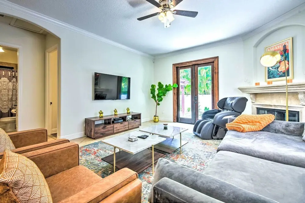 Sunny Sarasota Abode w/ Yard ~ 1 Mi to Dtwn!