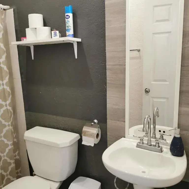 Lovely studio apartment with balcony AC & wi-fi, minutes from downtown!