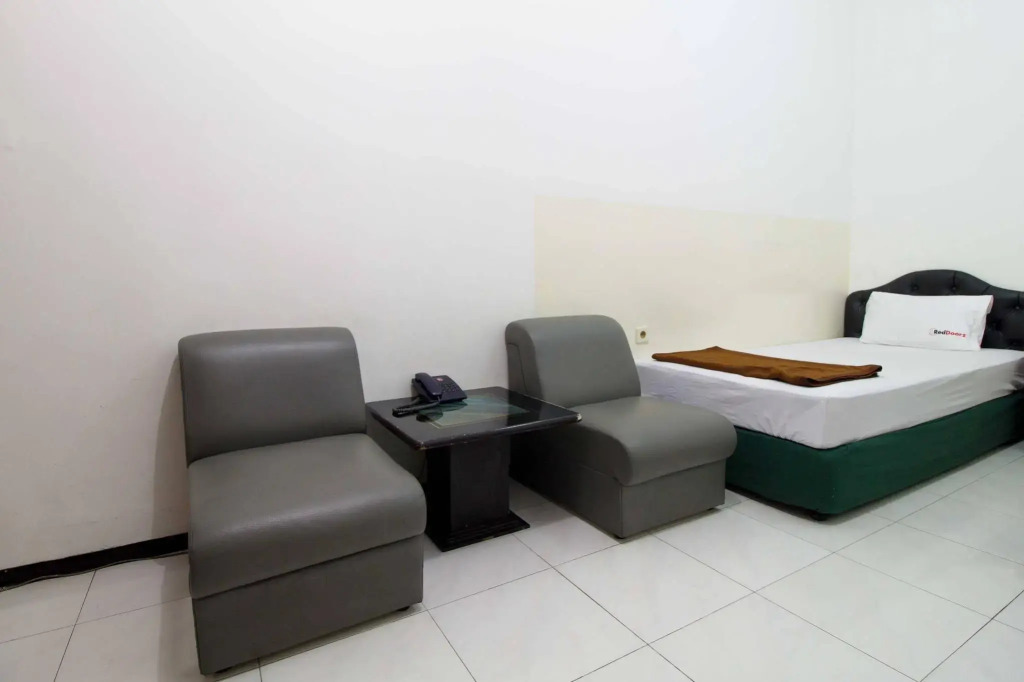 RedDoorz Dukuh Kupang