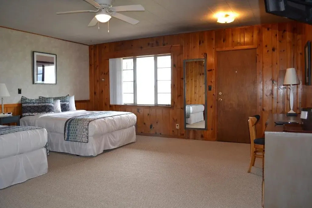 Buzz's Lakeside Inn