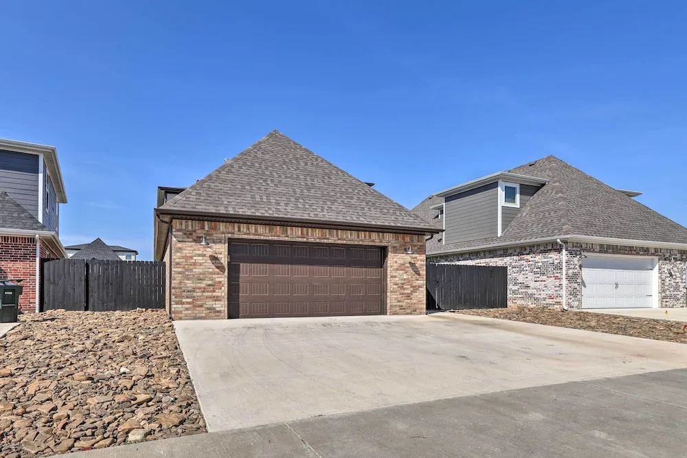 Fayetteville House: Pool Access & Gas Grill!