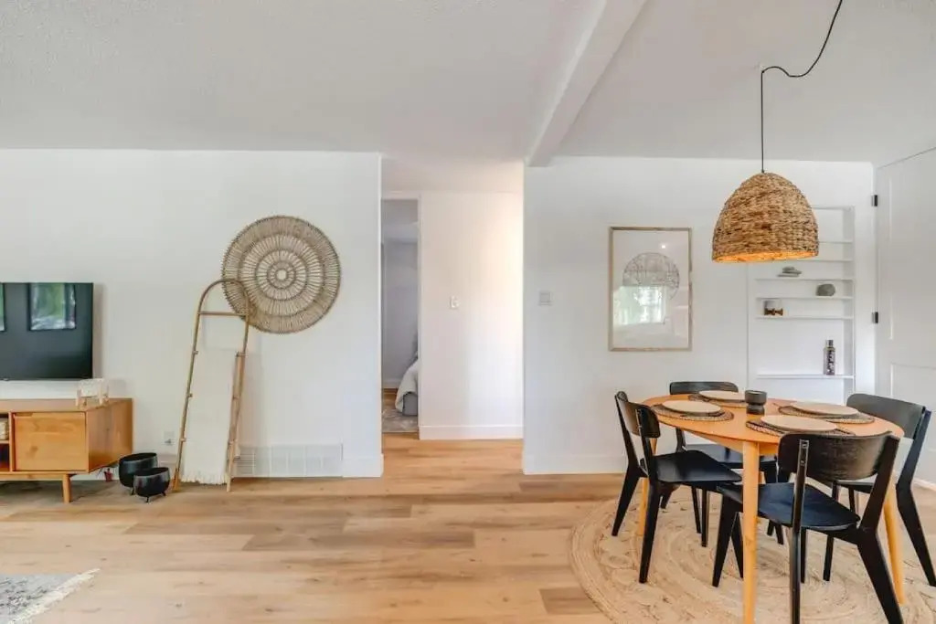 The Elm, 4 Bed Bungalow with Backyard and Firepit