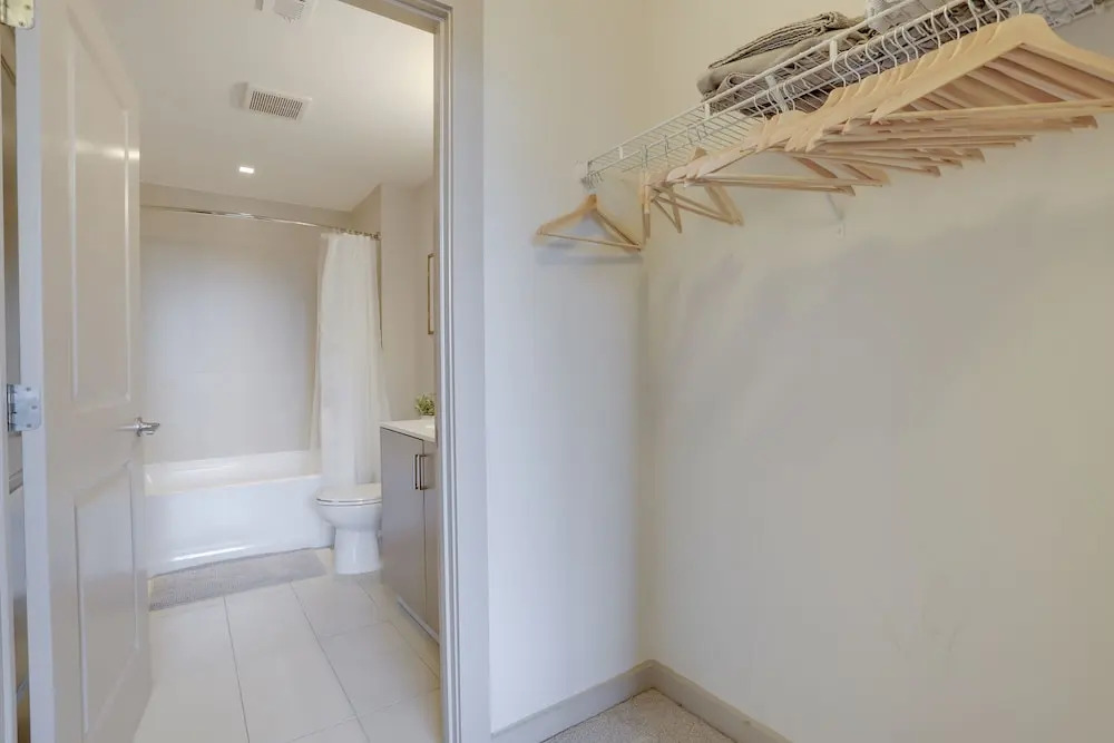 Wonderful 2BR Condo at Crystal City
