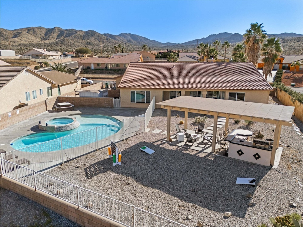 Casa Selecta - Pool, Hot Tub & Desert Skies 4 Bedroom Home
