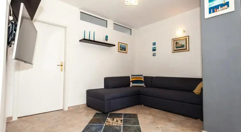 Apartment 5M