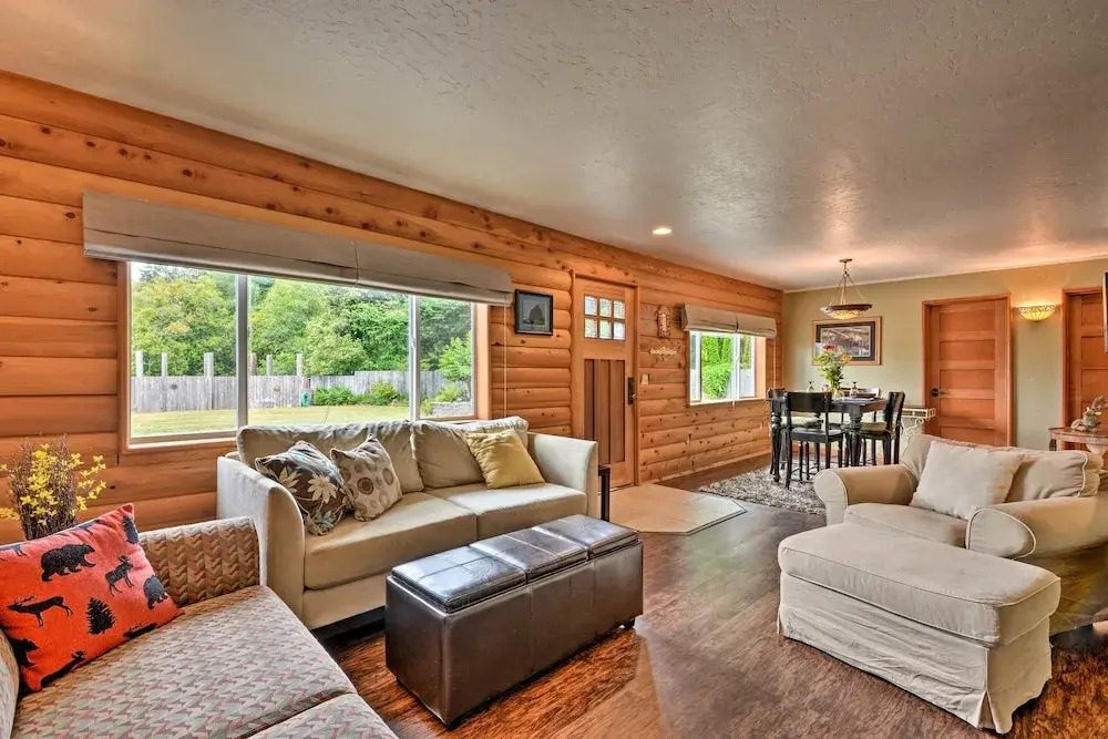 Gold Beach Apartment w/ Activities - 2 Mi to Ocean