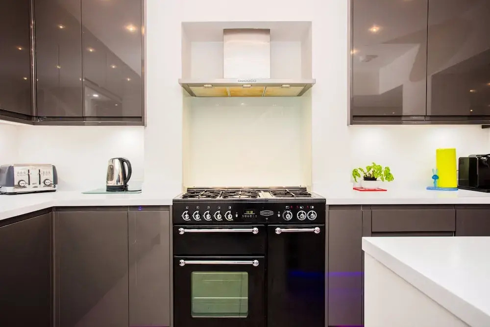 5 Bedroom Home in West London