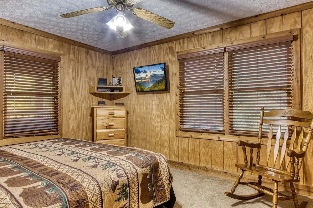 Er38r Grandpa's Getaway - Great Location- Close To Town 2 Bedroom Cabin by RedAwning