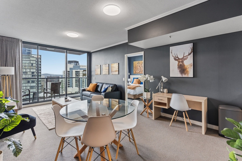 Bright 1-bed Retreat in Charlotte Towers