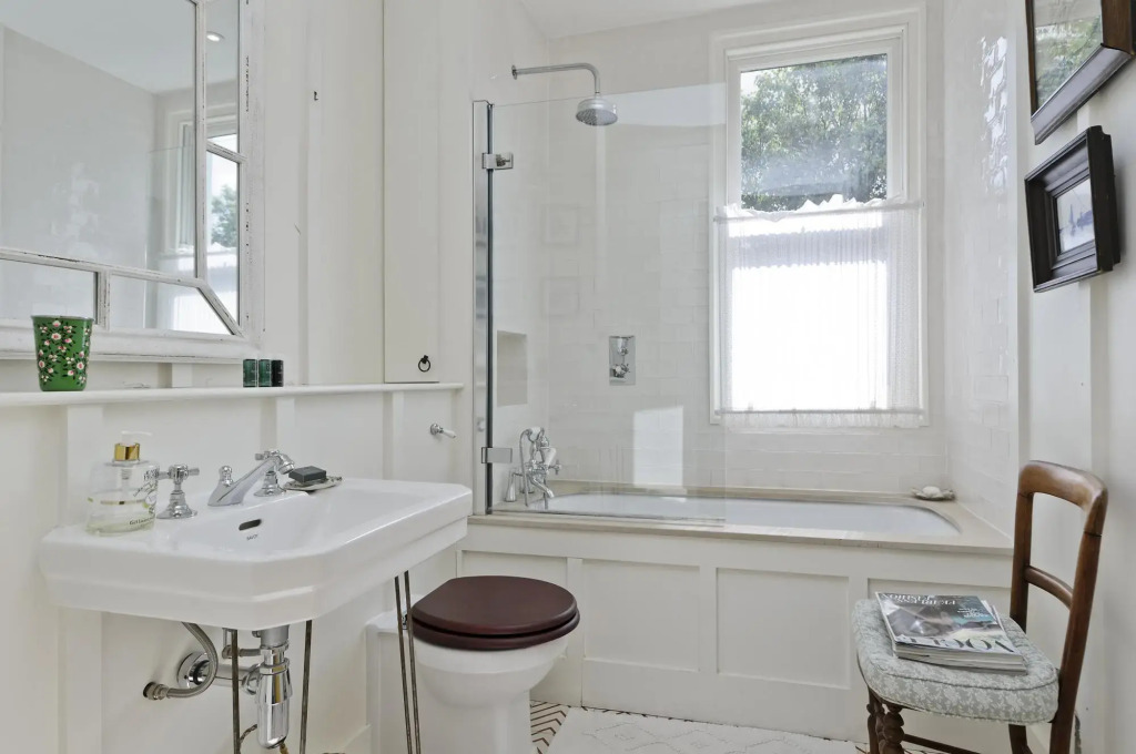 Delightful Apartment in Brackenbury Village Near Hammersmith by Underthedoormat