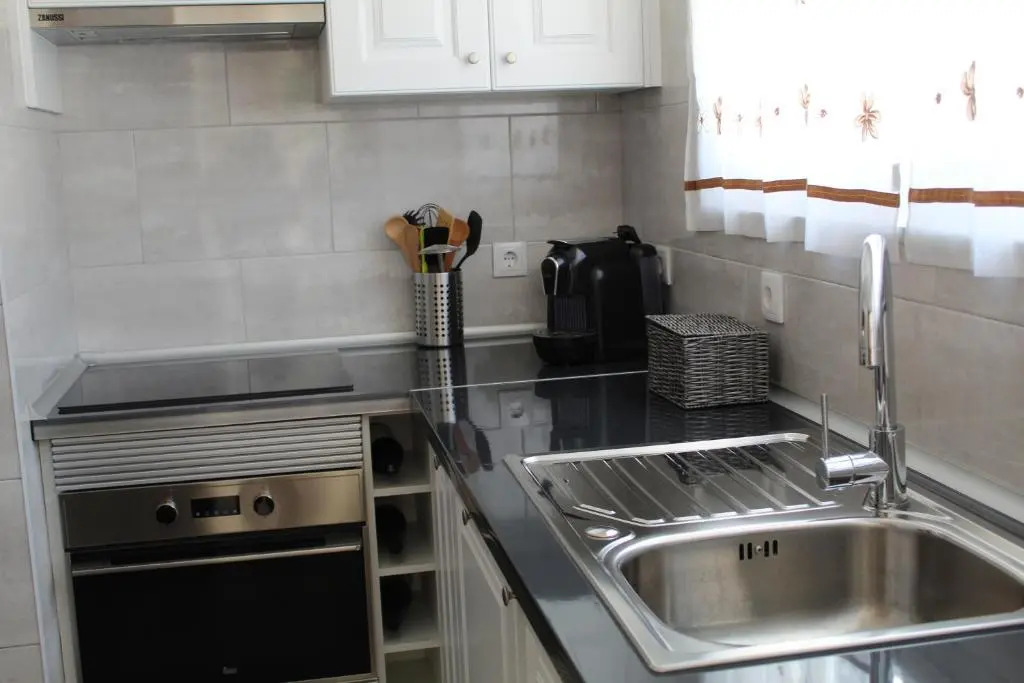 Villa Maria Alvor - Luxury townhouse in the centre of Alvor with 2 independent three bedroom apartments on the ground and first floor
