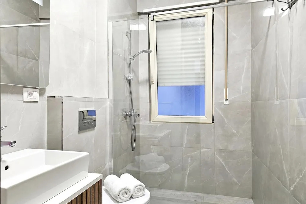 Two Bedroom Apartment With Sea View-021