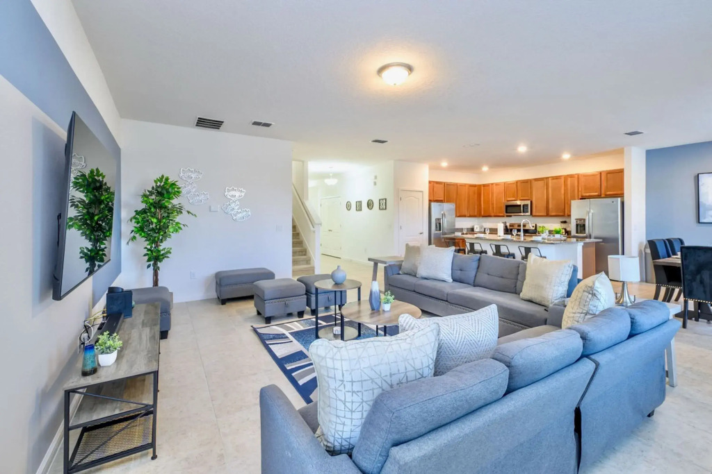 Upstay - 19 Guest Home w Pool  Games - Near Disney, Kissimmee