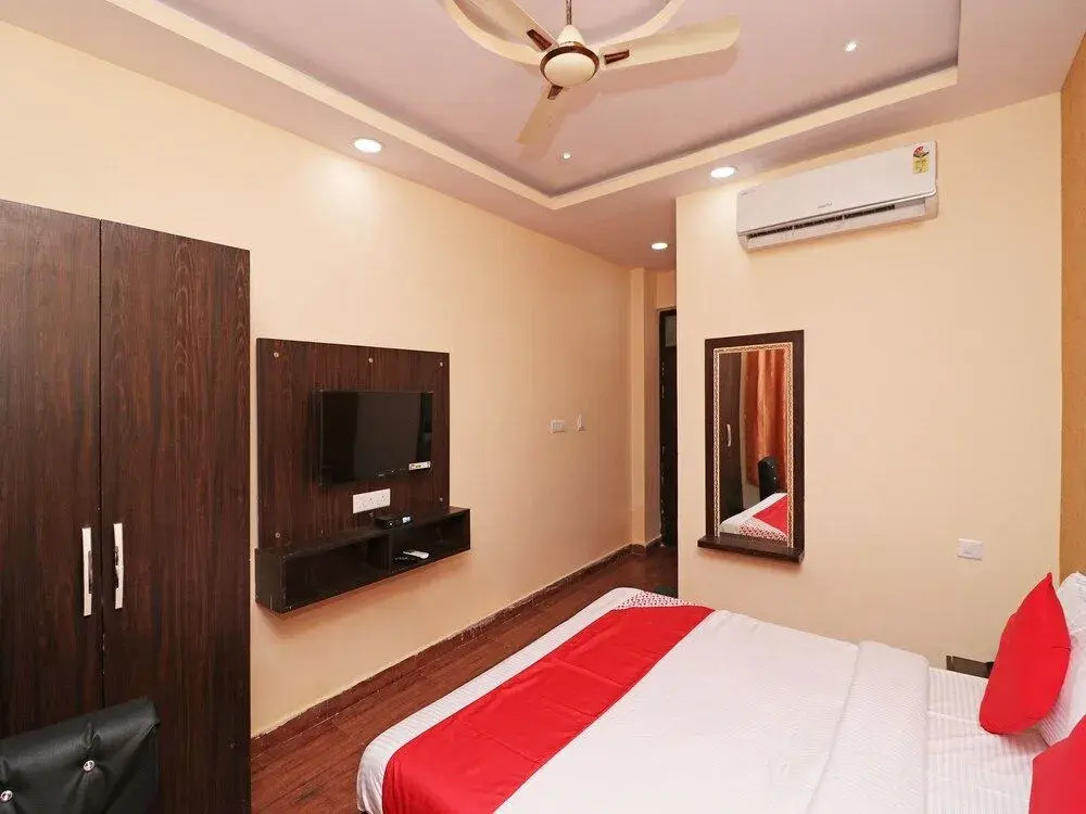 OYO 13483 Hotel Aradhya's