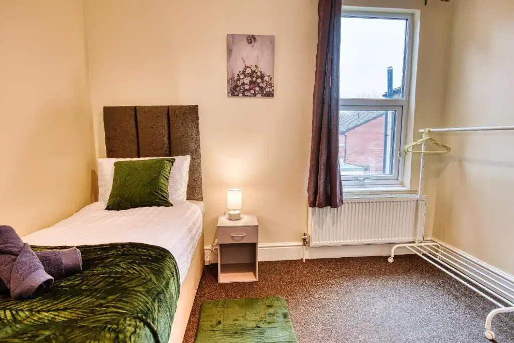 Birmingham House near M6 with SuperFast WIFI & Netflix Onsite Parking