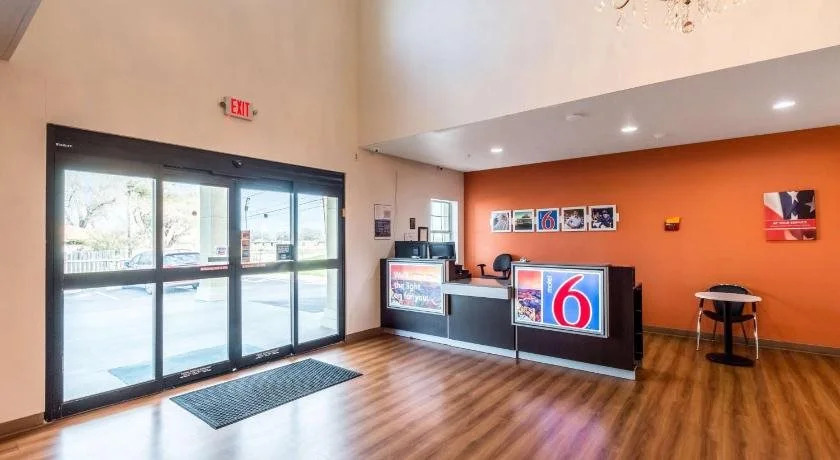 Motel 6 Jourdanton