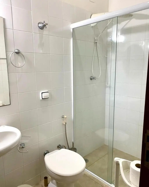Casa ideal em condomínio fechado a 200m da Praia Maranduba, área de lazer completa