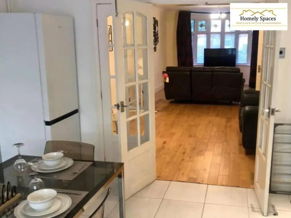 Spacious 3BR Home in Bedford for Big Groups