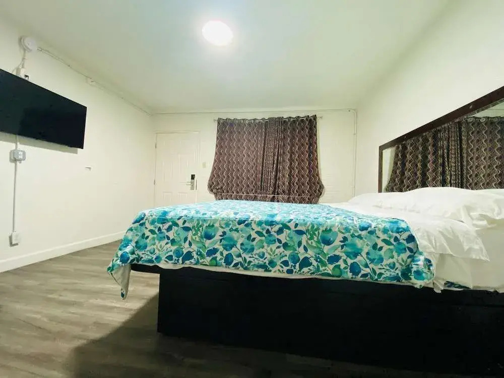 Lucky cuss Motel