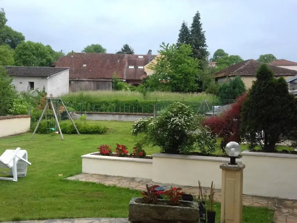 Gîte Authentique à Isches avec Cheminée, Terrain Clos, Proche Thermes et Activités Culturelles - FR-1-589-116