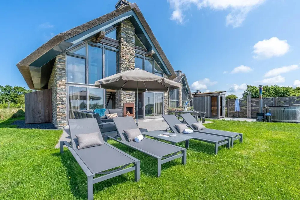 Modern 6-person Villa With Private Hot Tub - Near Beach & Nature